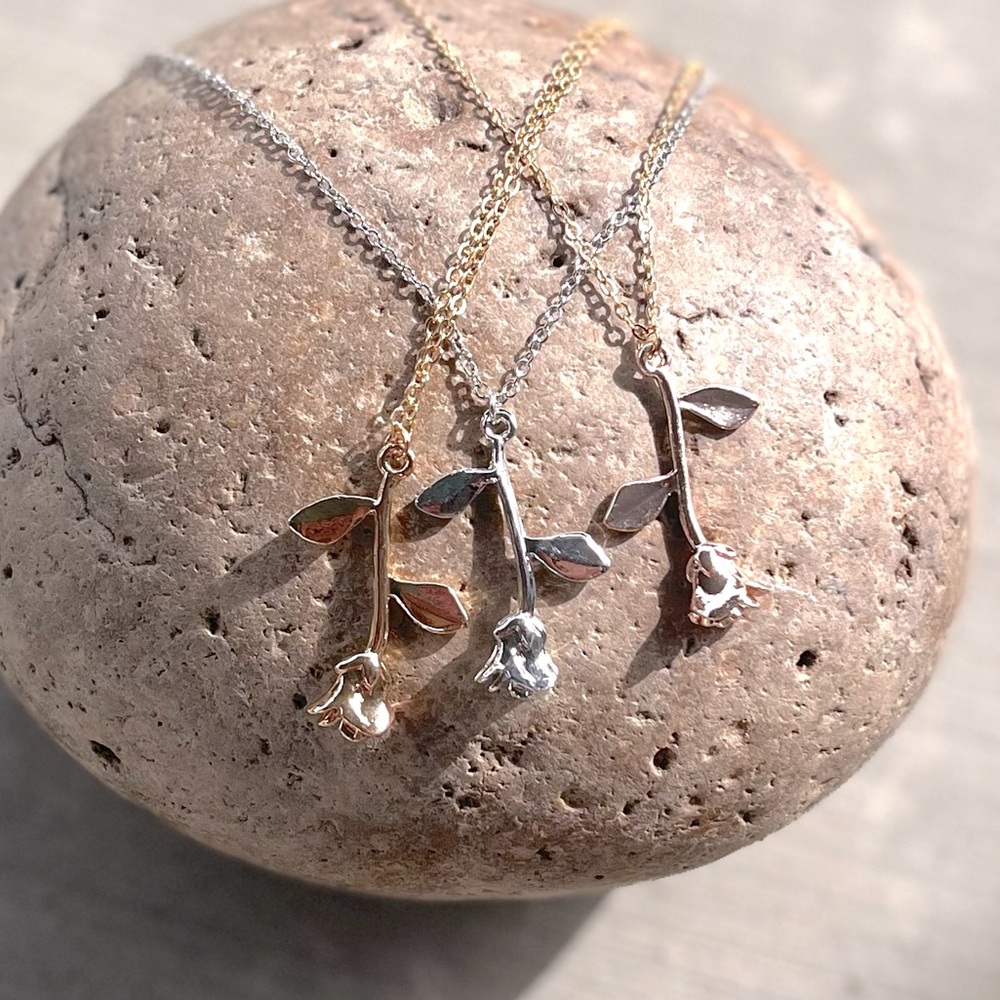 GOLD ROSE NECKLACE - Picture 3 of 7